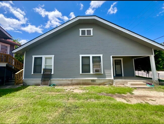 Building Photo - 2907 N Elmendorf St