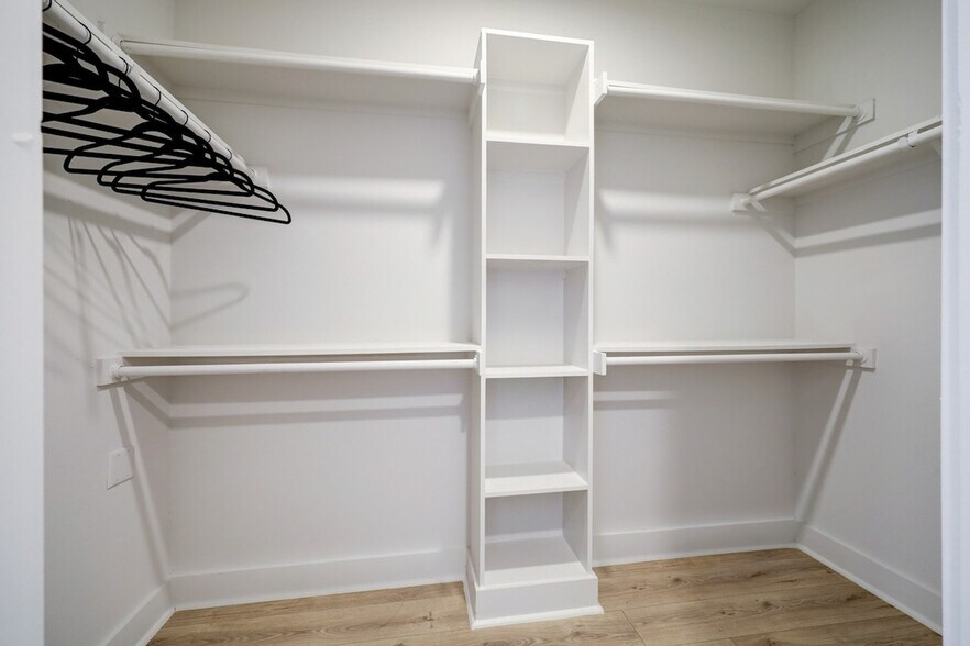 Building Photo - 2137 Pelham Dr