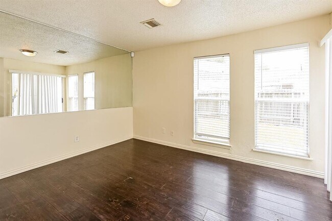 Building Photo - 14907 El Grande Dr