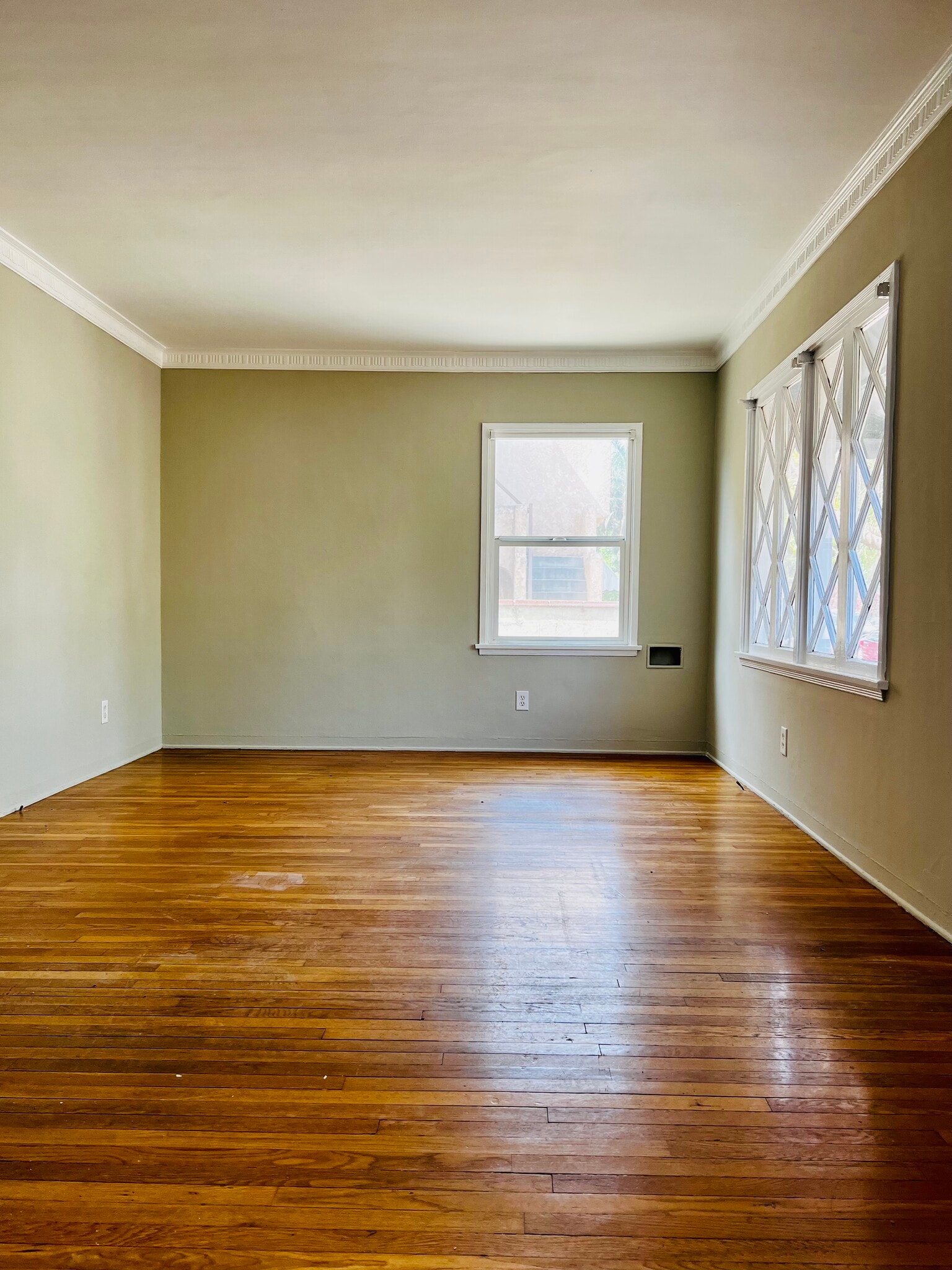 FRONT ROOM - 1738 Carmona Ave