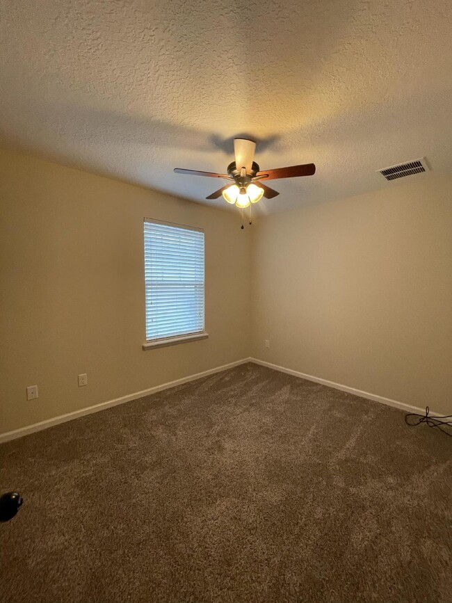 Building Photo - 3 bedroom 2 .5 bath townhome 2 car attache...