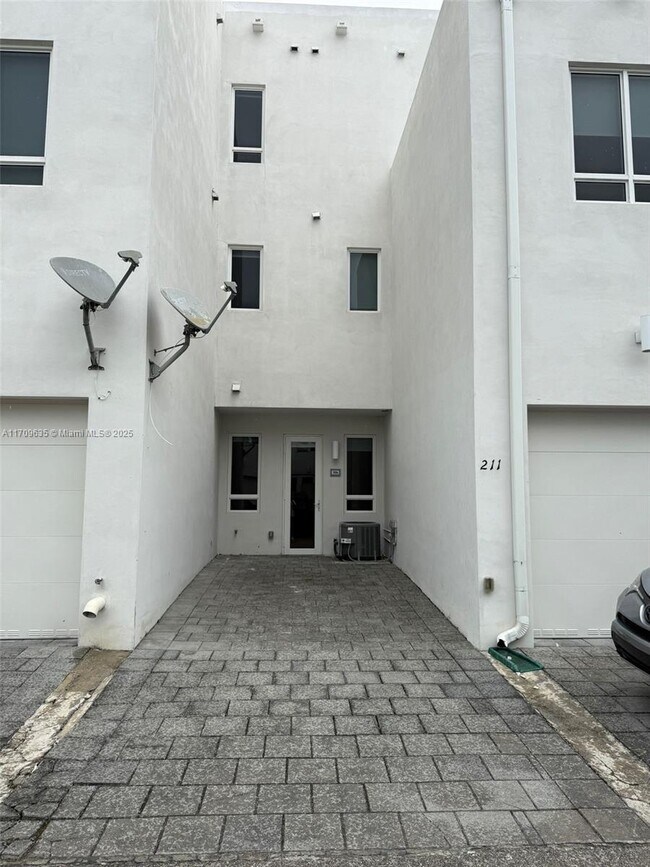Building Photo - 6310 NW 103rd Pl