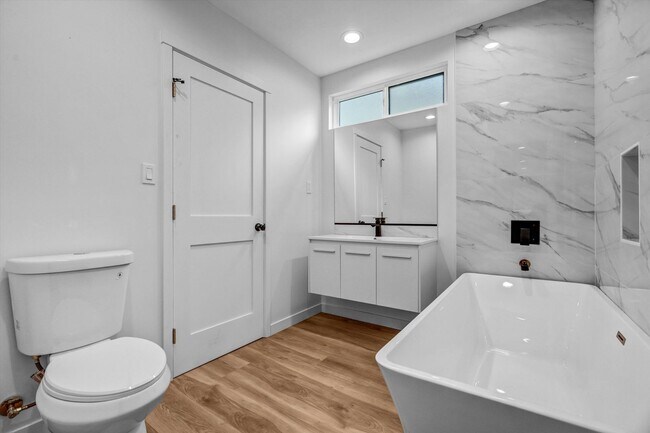 Building Photo - BEAUTIFULLY REMODELED, 5BD/4BA ENTERTAINER...
