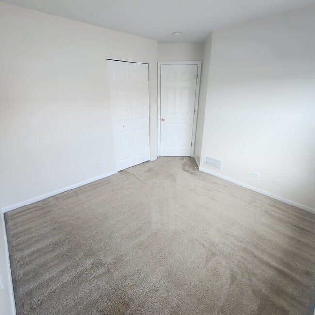 Building Photo - 830 Summit Creek Dr