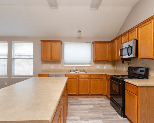 Building Photo - 2109 Hanakoa Falls Dr