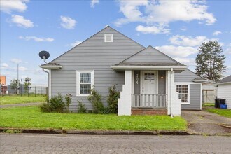 Building Photo - 704 SW 16th Ave
