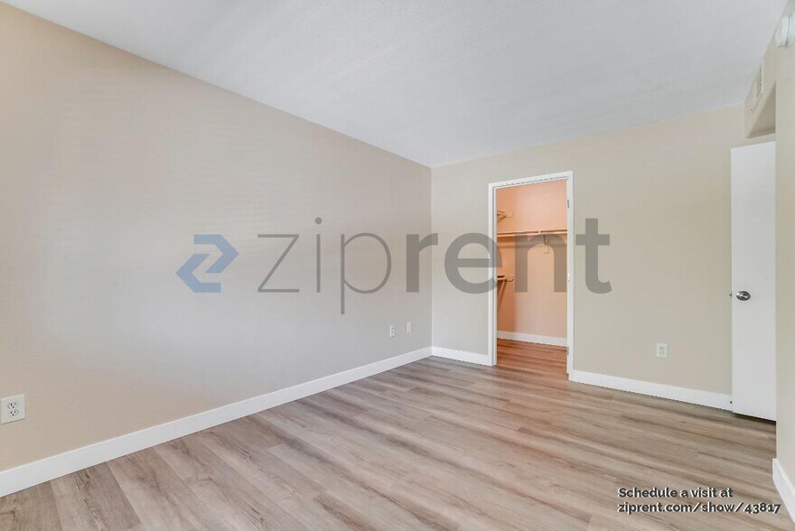 Building Photo - 950 Seven Hills Dr
