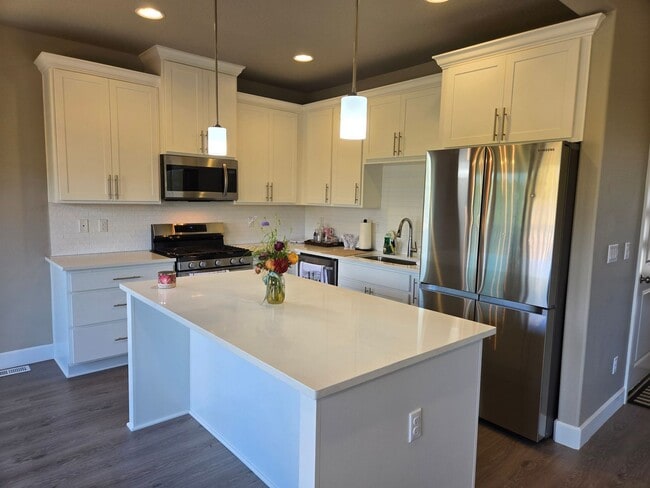 Building Photo - Terrific Orenco Station area 4 BR, 3.5 BA ...