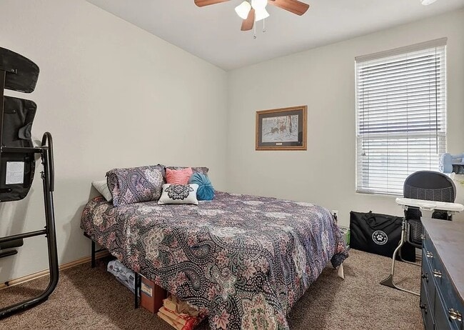 Building Photo - Comfy 3 Bed/2 Bath Midland Home with all appliances, backyard, attached garage, 6 min to grocery ...