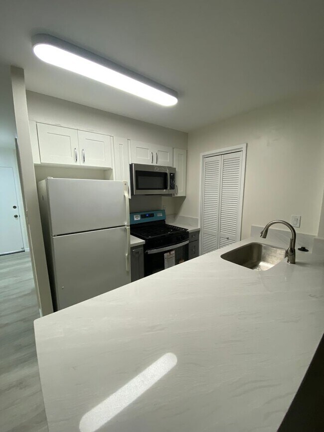 Building Photo - Newly Renovated 1 Bed. 1, Bath, 1 parking in Moilili.