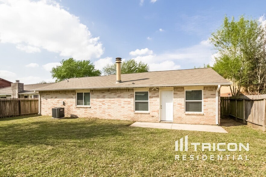 Building Photo - 10111 Enchanted Stone Dr