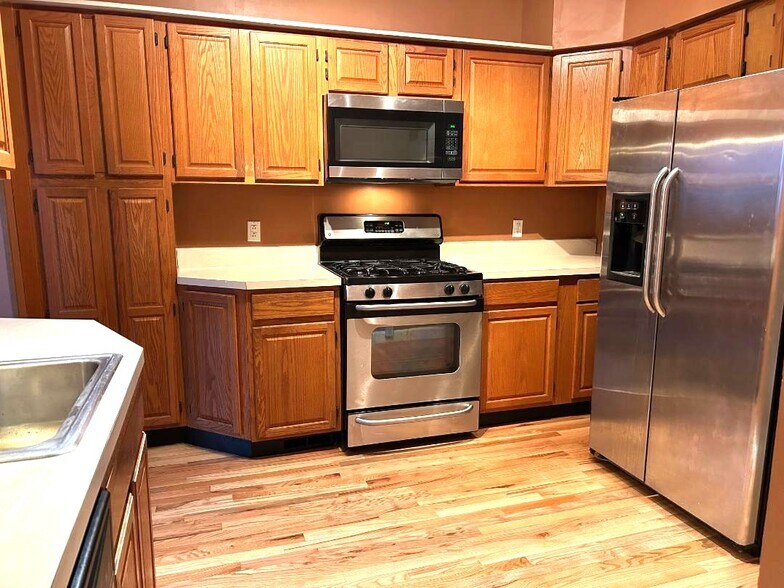 Building Photo - 1527 Orangewood Ave