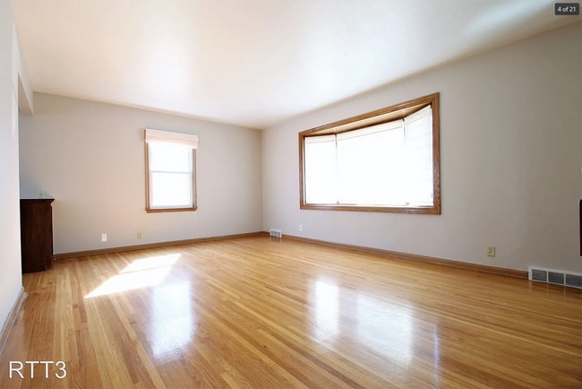 Building Photo - 4 Bedroom / 3 Bath Home off of 72nd and Gr...