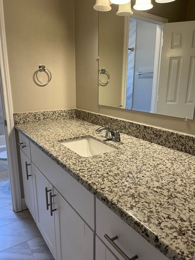 Building Photo - 4 bedroom, 2 bath - One story rental in Kingwood