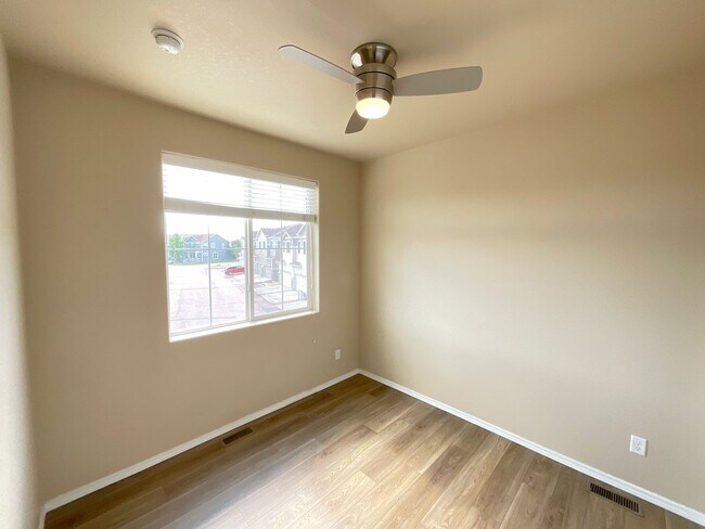 Building Photo - 3 Bedroom Townhome Available Near Constitu...