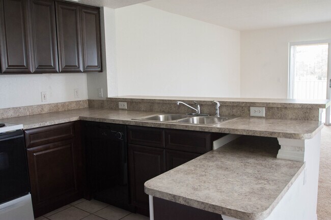 Building Photo - Second Floor Apartment with Balcony View! ...