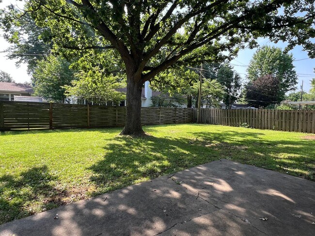 Building Photo - Well-Maintained 3 Bed / 2 Bath near Mercy Hospital
