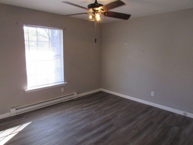 Building Photo - Comfortable 2BD/1BA Apartment with Washer/Dryer Hookups