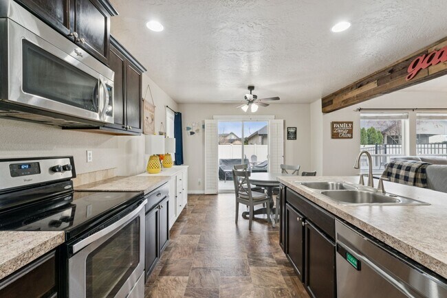 Building Photo - Spacious 4 Bed + Bonus | 3 Bath | 2,760 Sq Ft | Star, Idaho