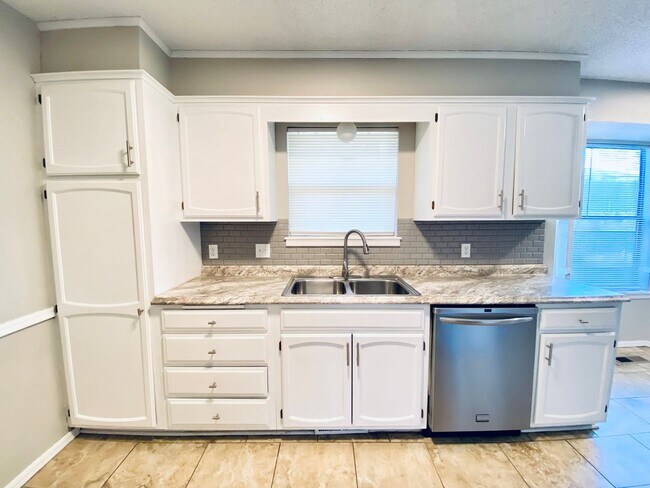 Building Photo - Move-In Ready 3 Bed 2 Bath In Union School...