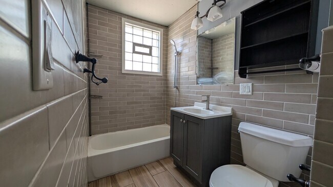 Building Photo - Spacious 3BR Apartment in Oak Park – 1,326...
