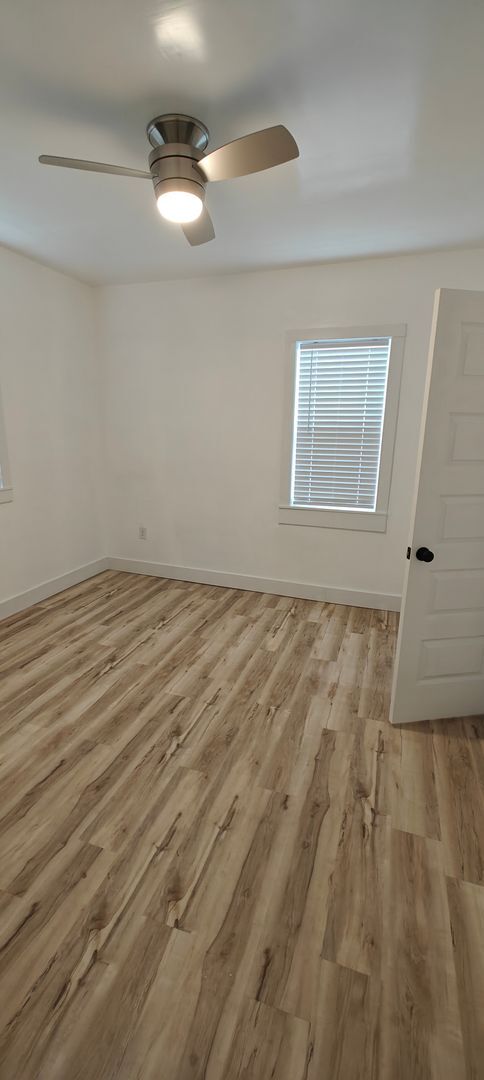 Building Photo - --APPLICATION PE 2 BR/ 1 BA Newly Renovate...
