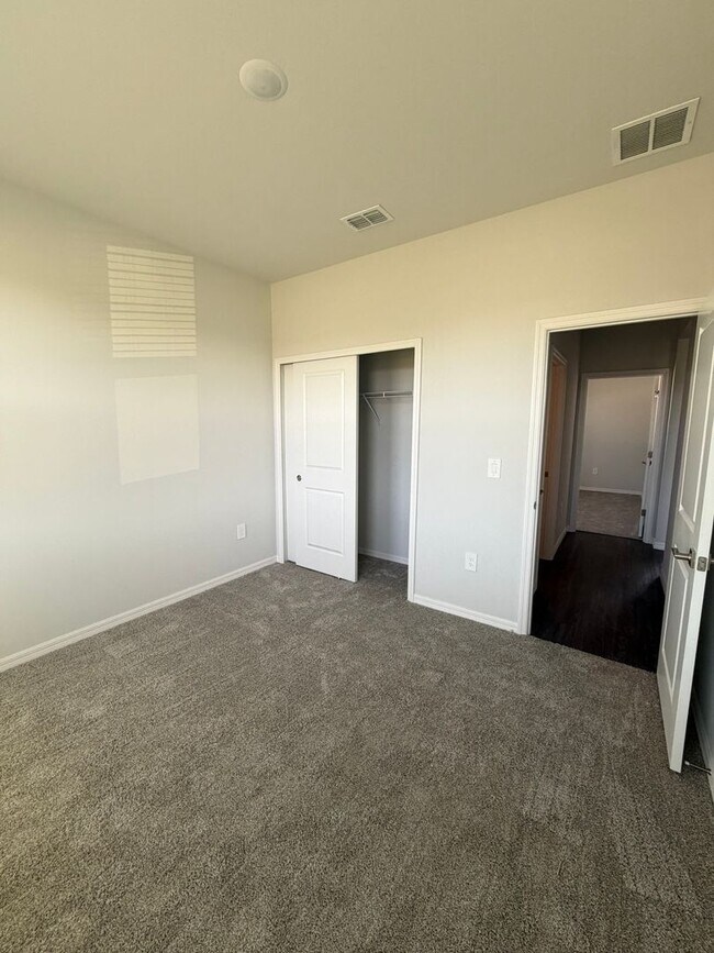 Building Photo - 915 NE 19th St