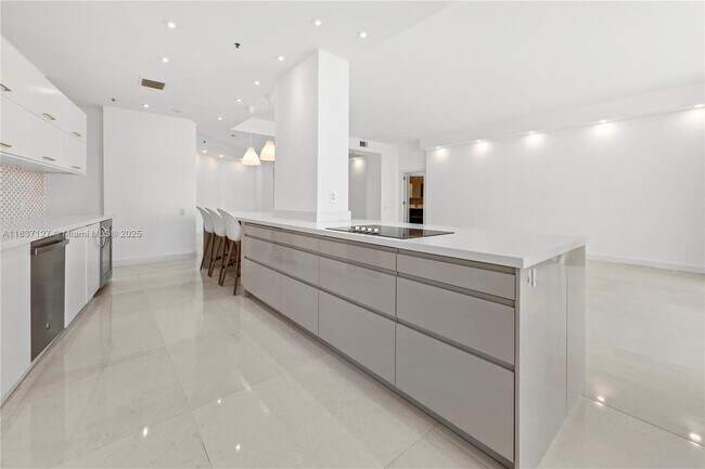 Building Photo - 808 Brickell Key Dr