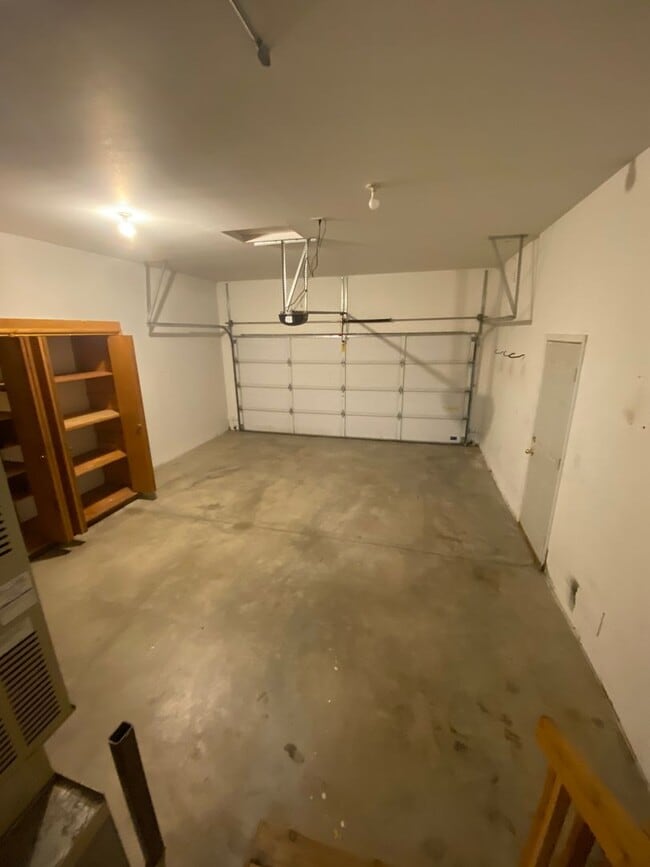 Building Photo - Spacious 2 Bedroom + office! Large yard!  ...