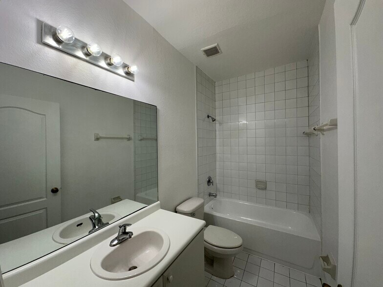 Building Photo - 1661 SE 29th Ct