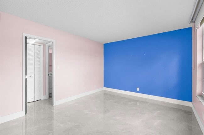 Building Photo - 500 Oaks Ln