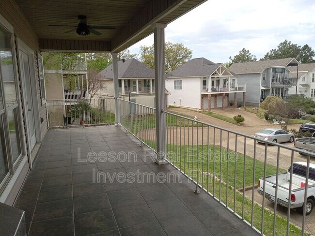 Building Photo - 5721 S Lakeshore Dr