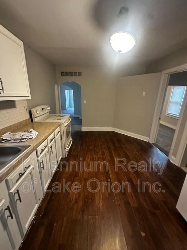 Building Photo - 8669 Hupp Ave