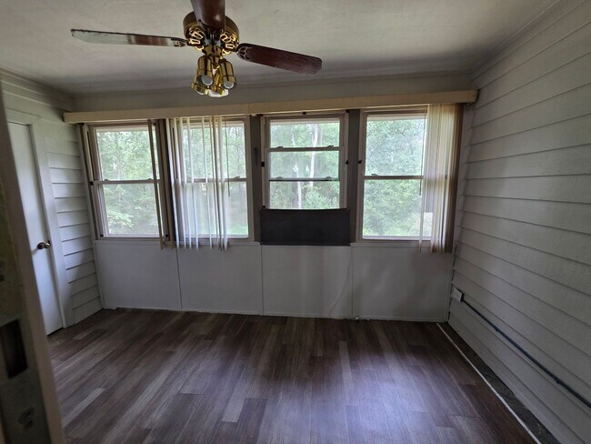 Building Photo - 1008 Creekside Wy