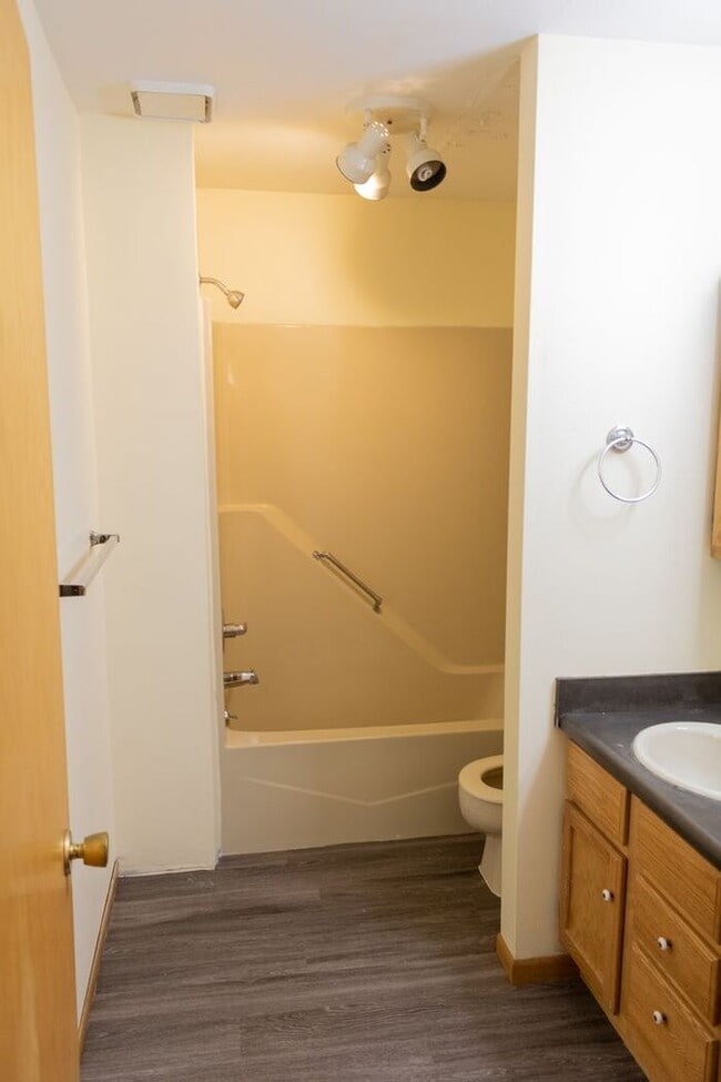 Building Photo - $1,500 | 2 Bedroom, 1 Bathroom | 1st Floor...