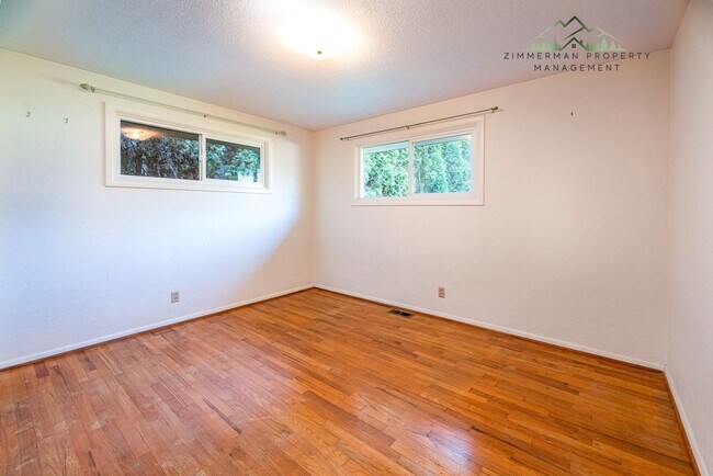 Building Photo - Amazing Cal Young Neighborhood! Beautiful ...