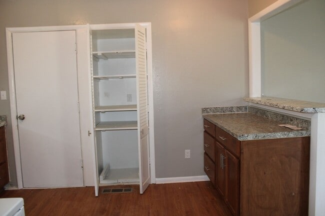 Building Photo - REMODELED!!  3 beds, 2 bath
