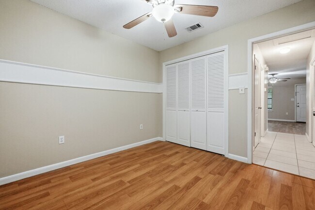Building Photo - Prime Niceville Location!