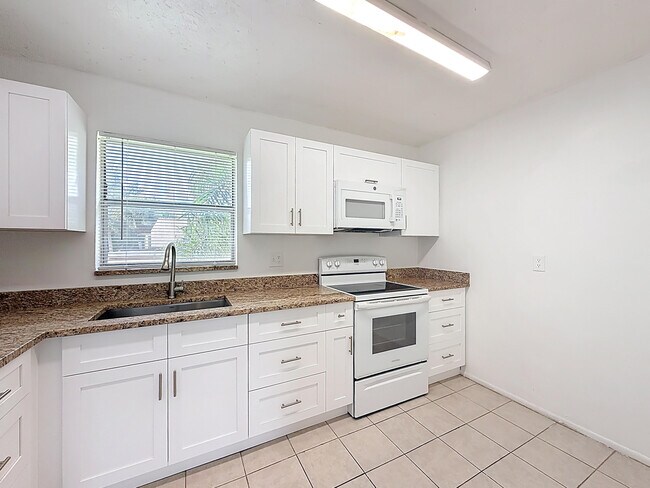 Building Photo - 235 Lake Dora Dr