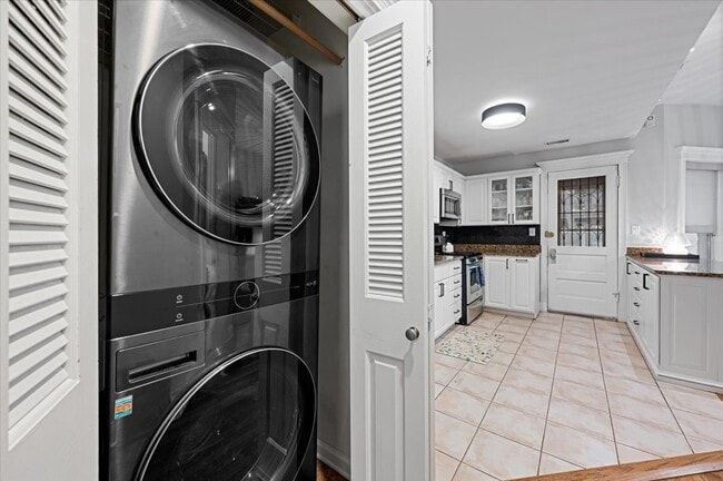 Building Photo - 1023 W Dakin St