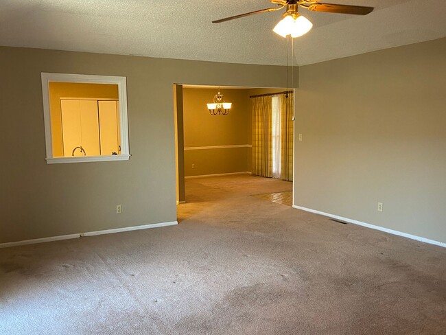 Building Photo - Spacious Duplex near Medical Mile