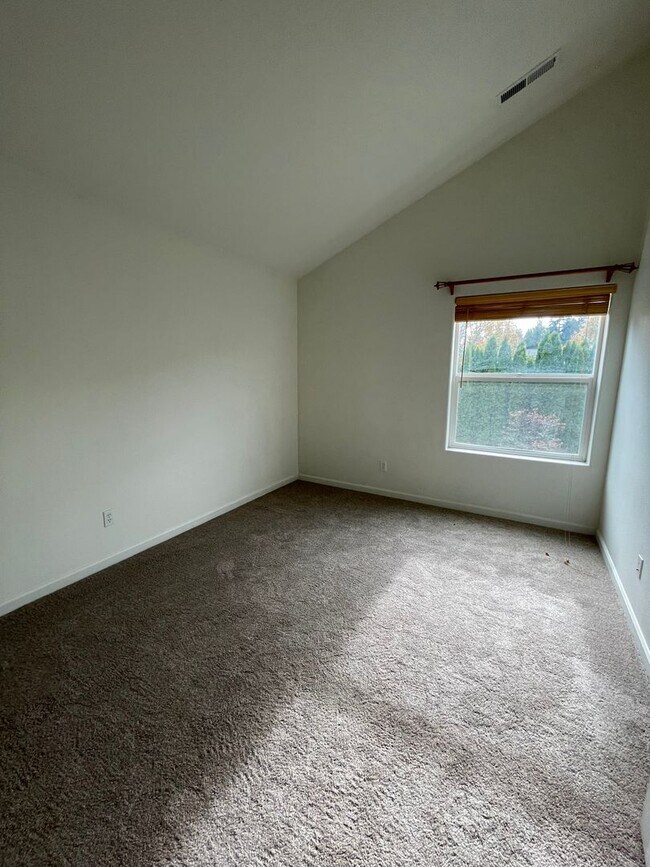 Building Photo - 5736 NE Hidden Creek Dr