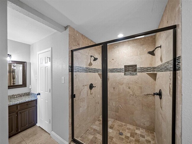 Building Photo - 4636 Versailles Ln