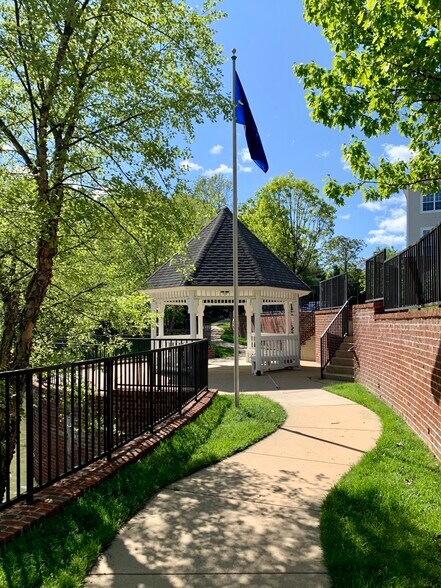 Building Photo - 4860 Eisenhower Ave