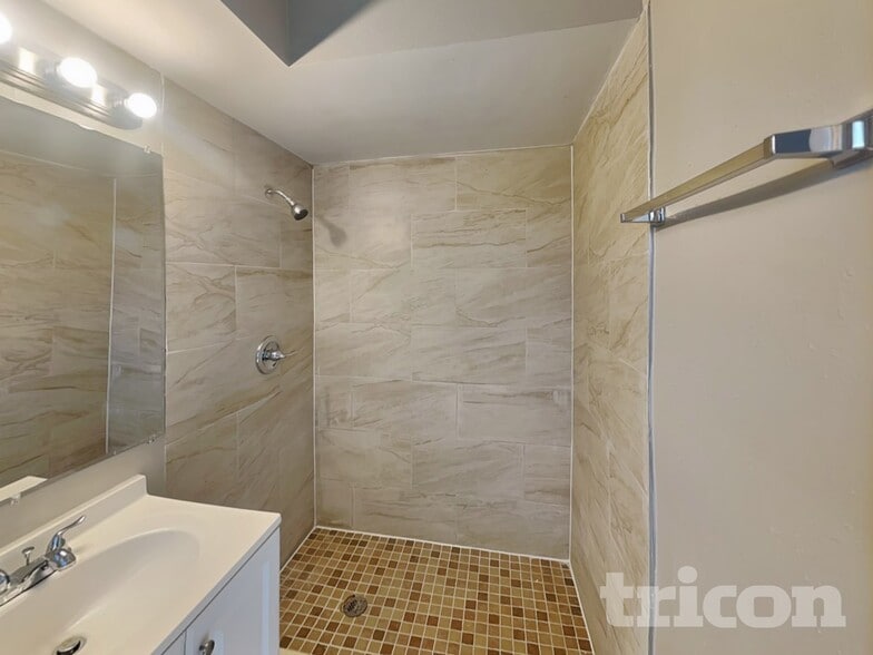 Building Photo - 1305 E Oakwood St