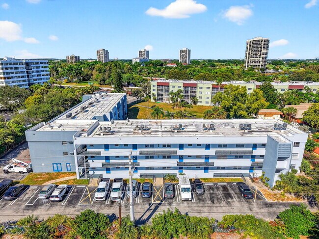 Building Photo - 1630 Embassy Dr