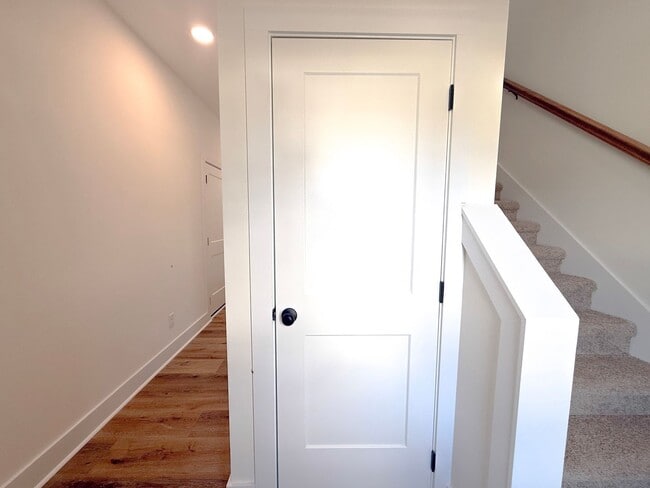 Building Photo - 3 Bedroom Home with 2 Car Garage and Resort Style Pool Access