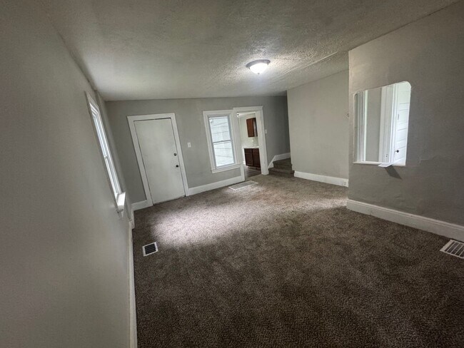 Building Photo - Charming 3-Bedroom Property in Prime Location