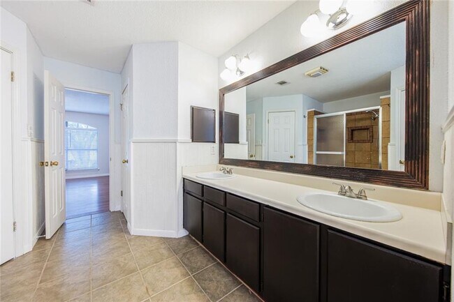 Building Photo - 1010 Laurelleaf Dr