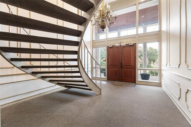 Building Photo - 2824 Briarhurst Dr